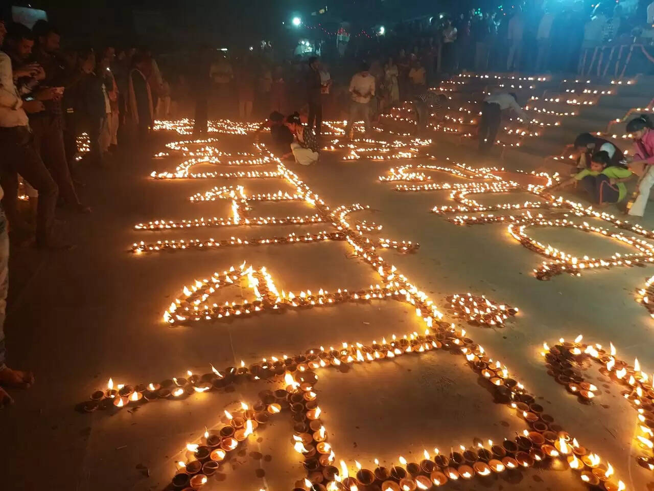 देव दीपावली की पूर्व संध्या पर 11 हजार दीपों से जगमगा उठा गंगातट पांचालघाट