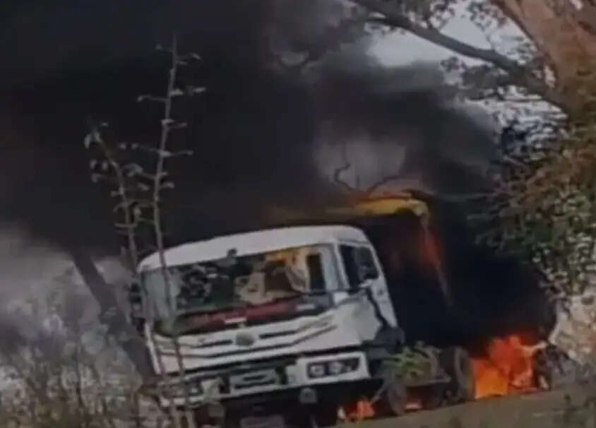 रांची के सिल्ली में बॉक्साइट लदे ट्रक में लगी आग, जांच में जुटी पुलिस