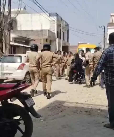 जांच करने गए चार पुलिस कर्मियों को घर में बनाया बंधक, की अभद्रता