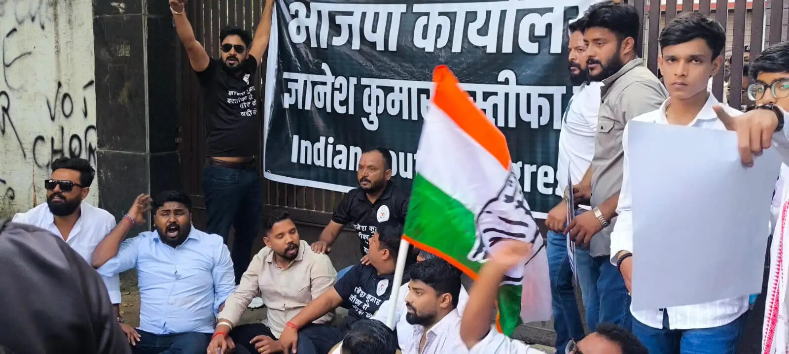 निर्वाचन आयोग के घेराव के बाद कांग्रेस नेताओं पर प्राथमिकी, आक्रोश