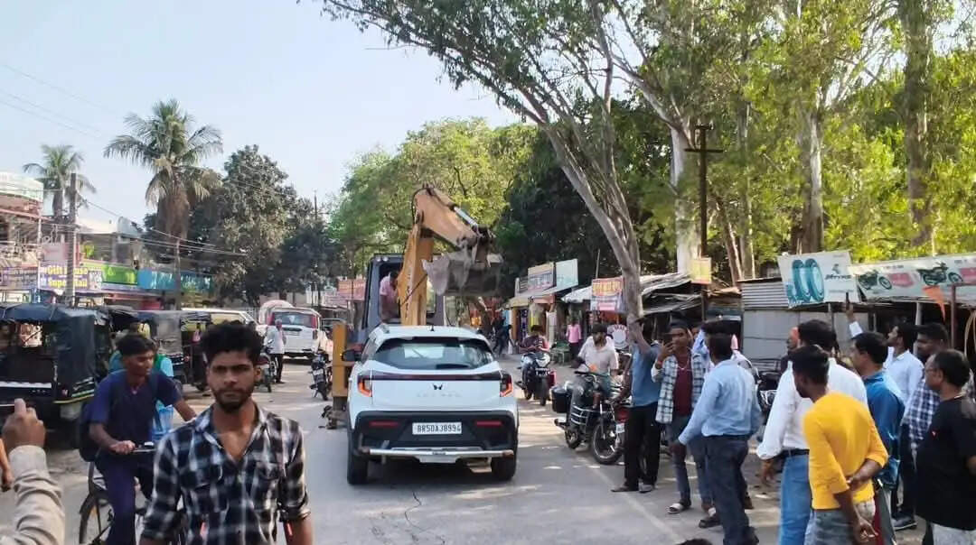 वीरपुर गोल चौक का गोलंबर हुआ क्षतिग्रस्त, अनियंत्रित कार ने मारी जोरदार टक्कर, एक व्यक्ति जख्मी