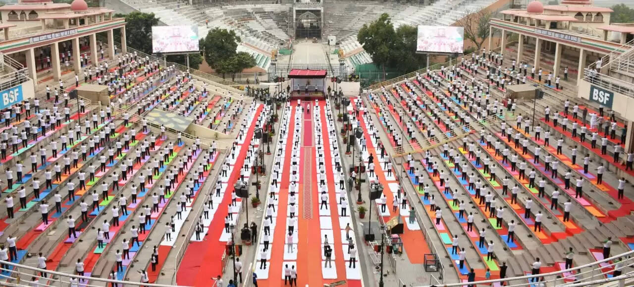 अमृतसर में अटारी सीमा पर बीएसएफ ने मनाया योग दिवस