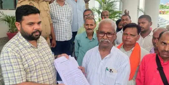 किसानों की समस्याओं को लेकर भारतीय किसान संघ ने डीएम काे सौंपा ज्ञापन