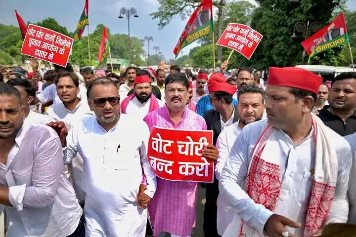 सपा ने&nbsp;गांधी पार्क से कचहरी तक निकाला पैदल मार्च, कलेक्ट्रेट पर सौंपा ज्ञापन
