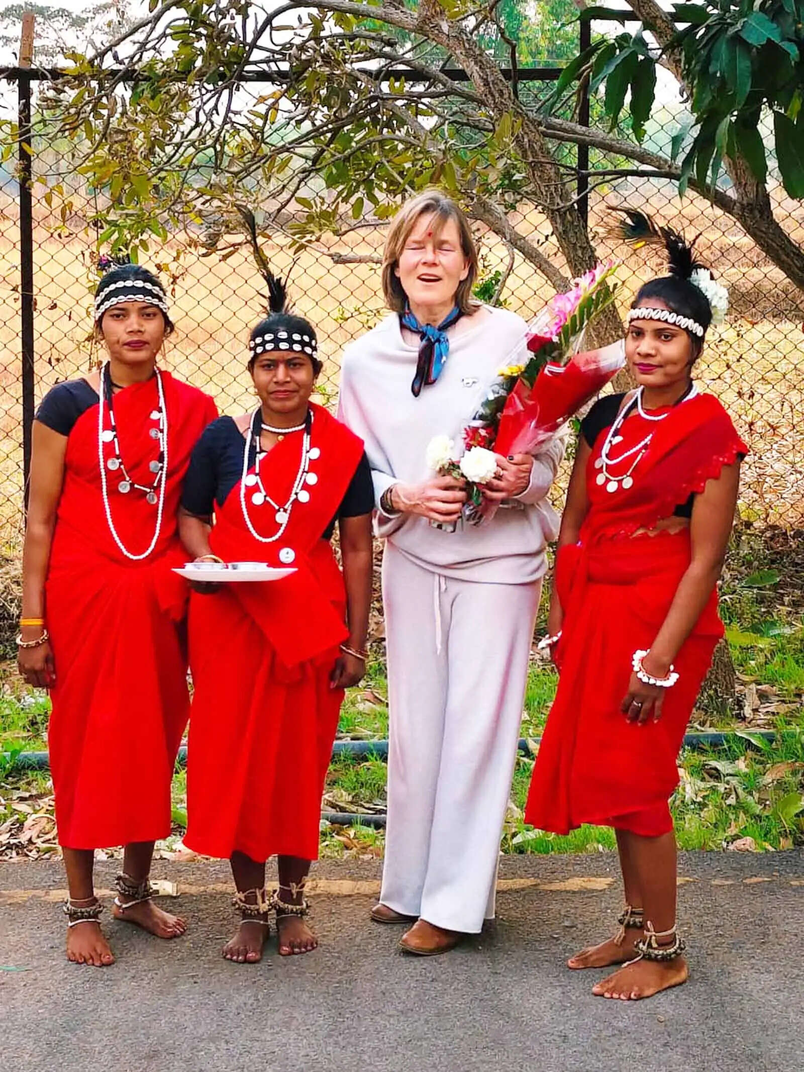 पर्यटन विशेषज्ञ किर्सी ने छत्तीसगढ़&nbsp;के&nbsp;बस्तर&nbsp;में&nbsp;ग्रामीण महिलाओं संग किया महुआ संग्रहण