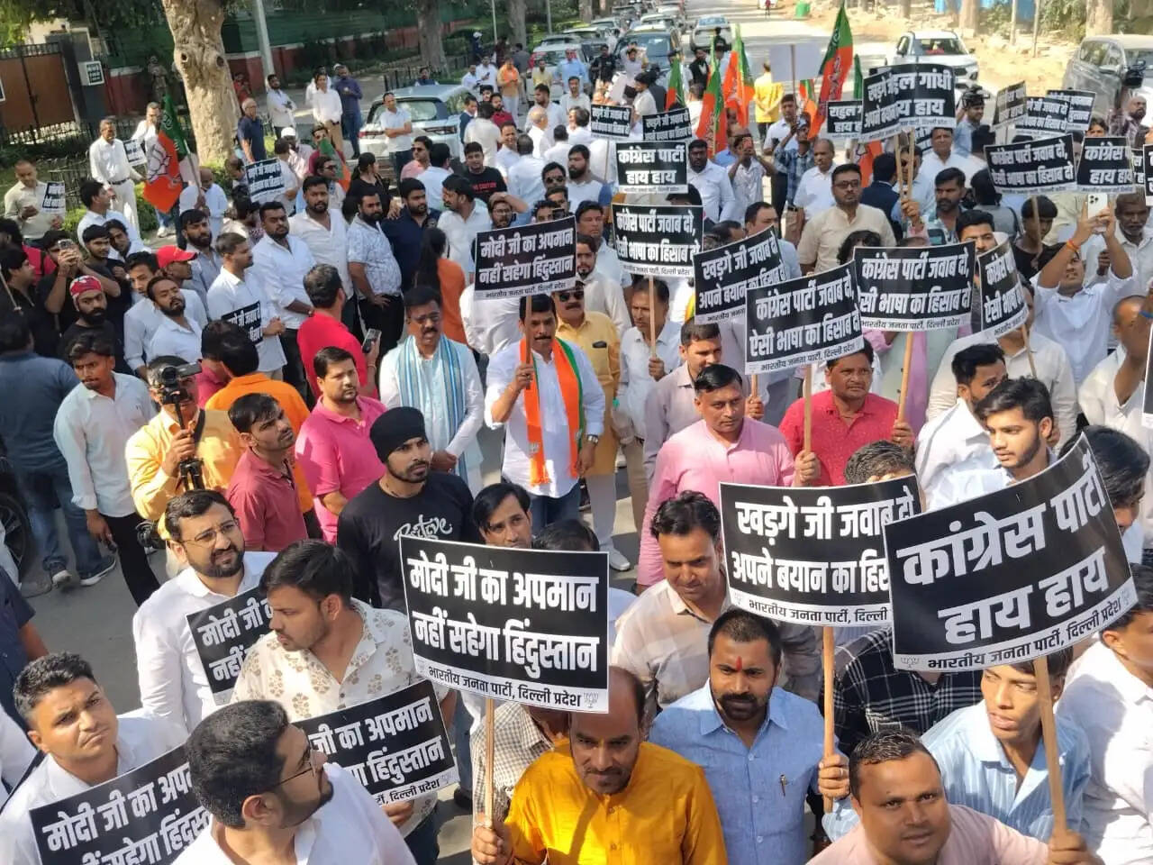 खरगे की टिप्पणी के विरोध में दिल्ली भाजपा का प्रदर्शन, हर्ष मल्होत्रा समेत कई नेता हिरासत में