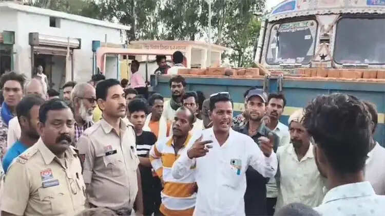 रेत के अवैध कारोबार के खिलाफ ग्रामीणाें ने किया चक्काजाम, सड़क में लगी लंबी कतारें