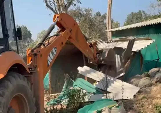 बीजापुर : बस स्टैंड के पीछे की अवैध बस्ती में 55 मकान चिन्हित, 30 मकानाें काे किया ध्वस्त, कार्यवाही जारी