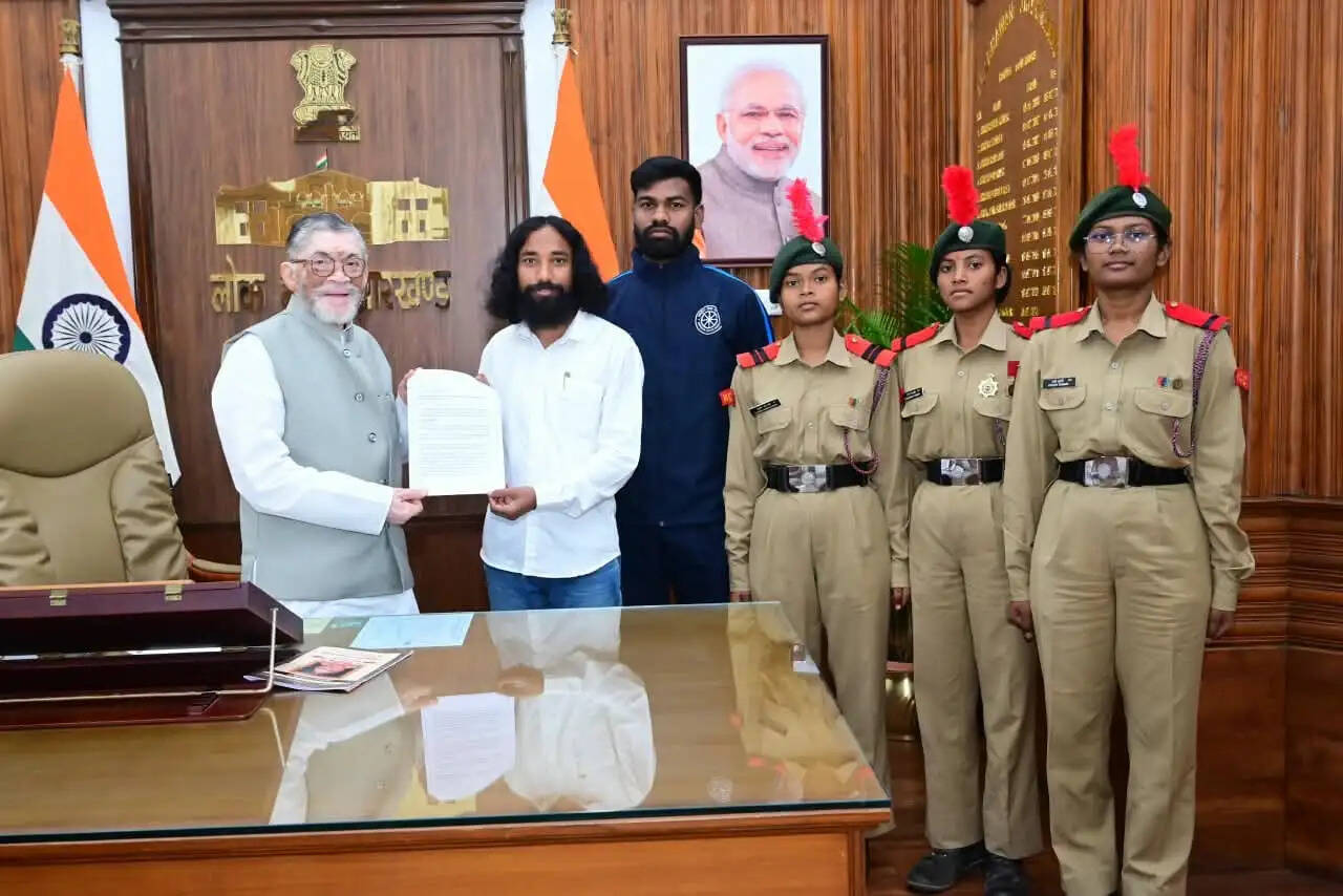 बुंडू कॉलेज की एनसीसी यूनिट फिर शुरू कराने की मांग पर राज्यपाल को सौंपा ज्ञापन