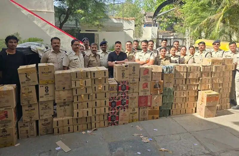 इंदौरः जिलाबदर कुख्यात तस्कर के घर पर आबकारी का बड़ा एक्शन, बड़ी मात्रा में अवैध मदिरा जब्त