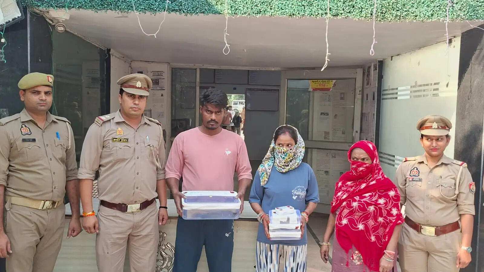 मादक पदार्थ की तस्करी के आराेप में पति-पत्नी और मां गिरफ्तार