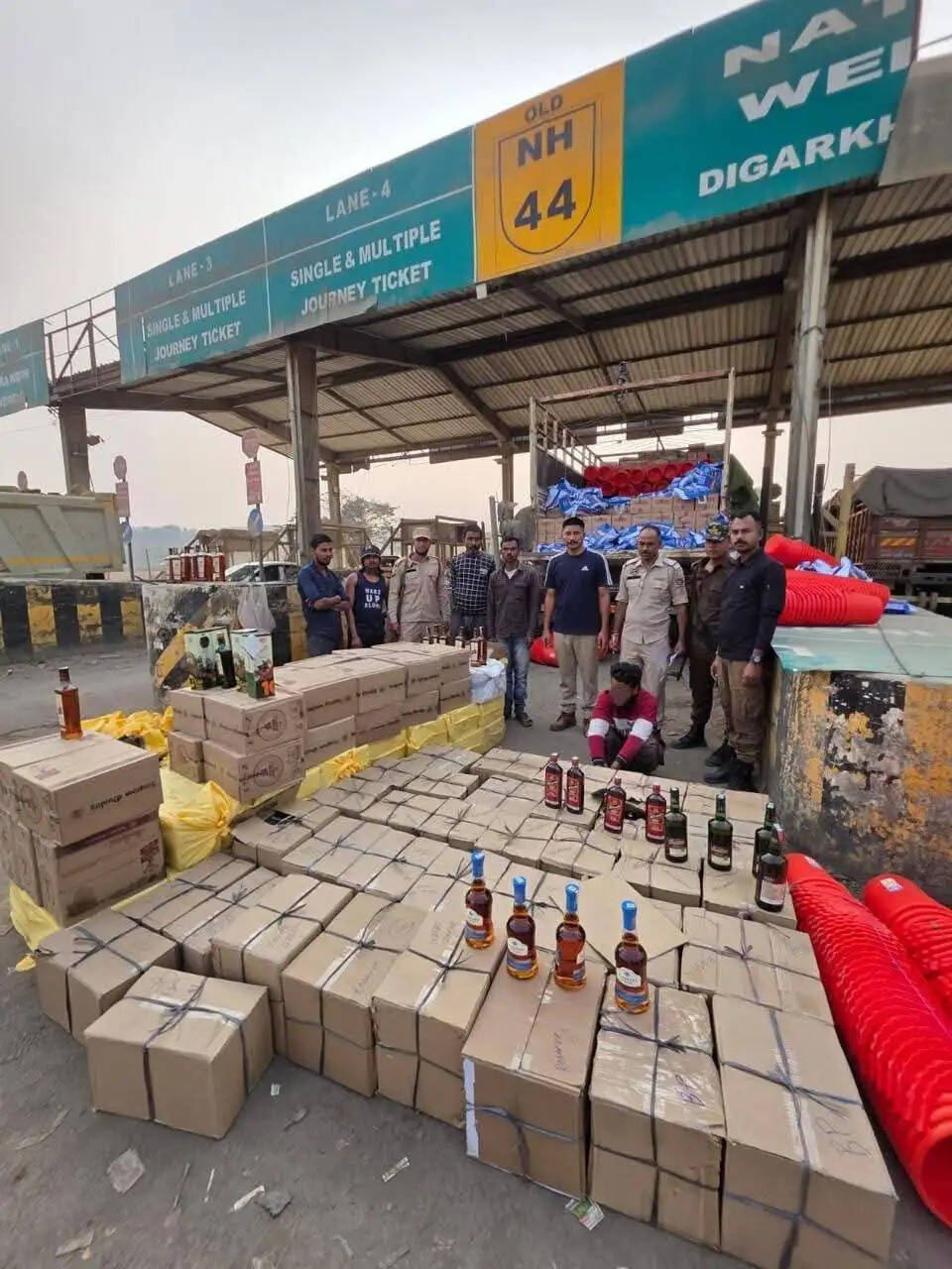 तीन तस्कर गिरफ्तार