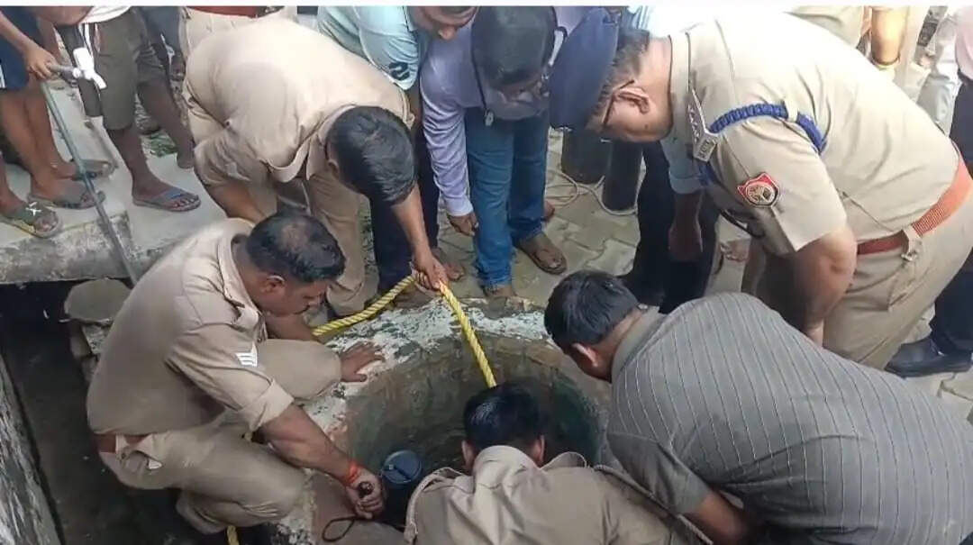 फर्रुखाबाद में 45 फिट गहरे कुएं में गिरी बच्ची,पुलिस ने रेस्क्यू किया
