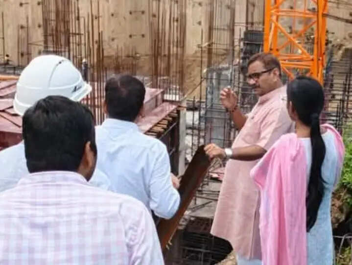 प्रधानमंत्री एकता माल के निर्माण कार्यों का विधायक डॉ नीलकंठ ने किया निरीक्षण