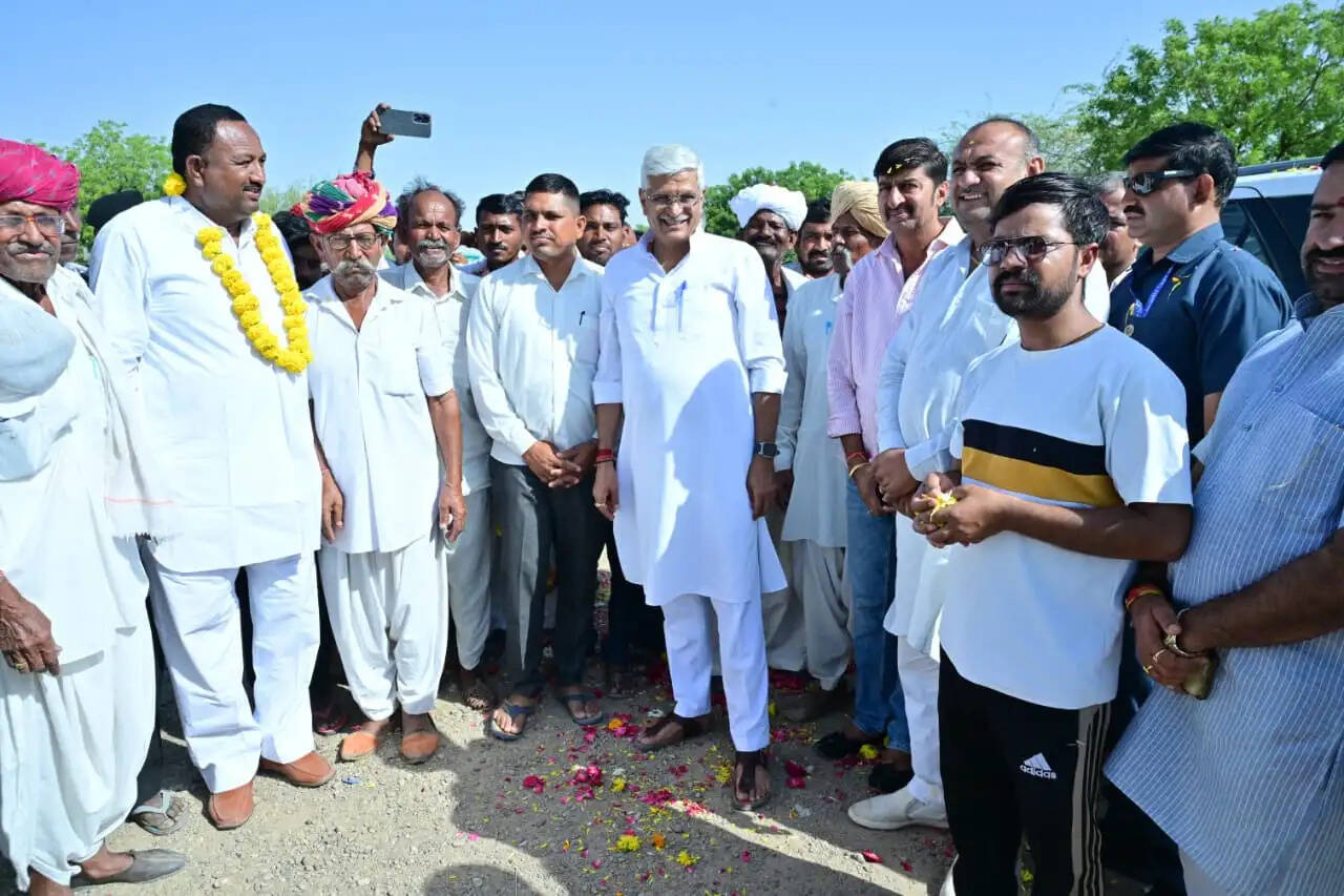 योजनाओं का लाभ अंतिम व्यक्ति तक पहुंचाना सरकार की प्राथमिकता : शेखावत