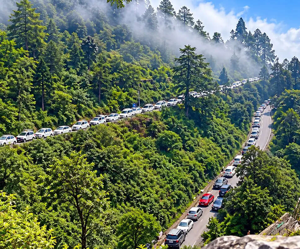 नैनीताल और कैंची धाम में उमड़ा श्रद्धालुओं-सैलानियों का रेला, 20 किमी तक लगा जाम