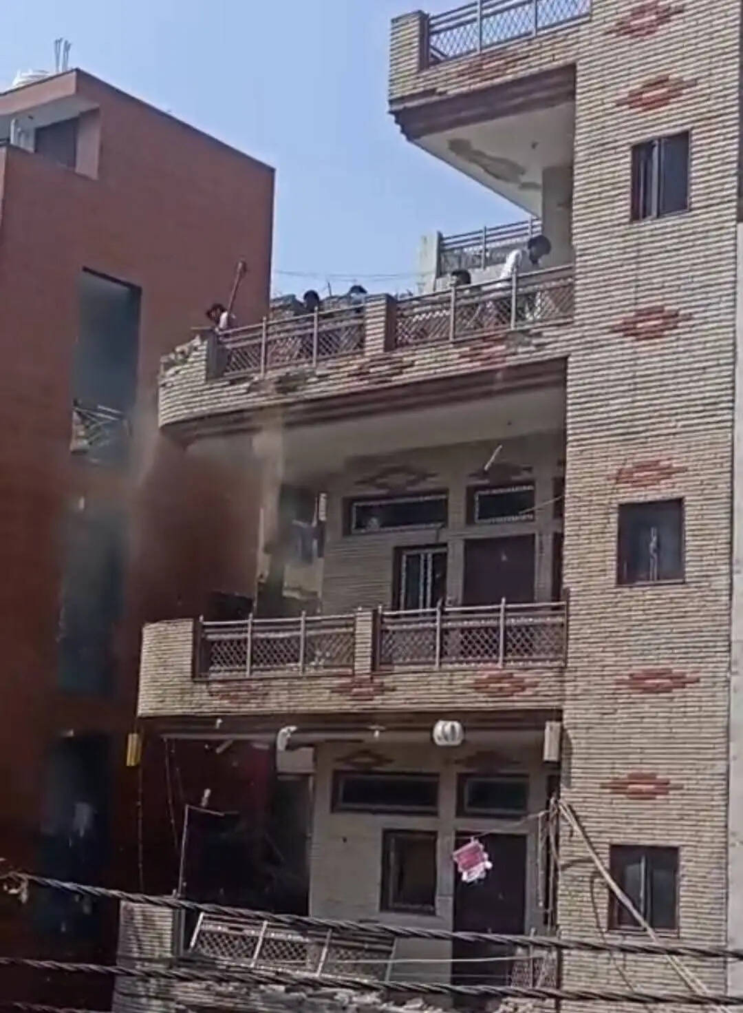 उत्तम नगर हत्याकांड में सख्त कार्रवाई, आठवां आरोपित गिरफ्तार, एक के मकान में चला बुलडोजर