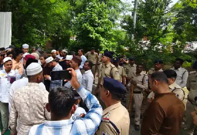मप्र के भोजशाला में गूंजा हनुमान चालीसा पाठ, पीछे की जमीन पर हुई जुमे की नमाज