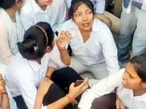 फरीदाबाद : वेतन बढ़ोतरी को लेकर कर्मचारियों ने दिया धरना