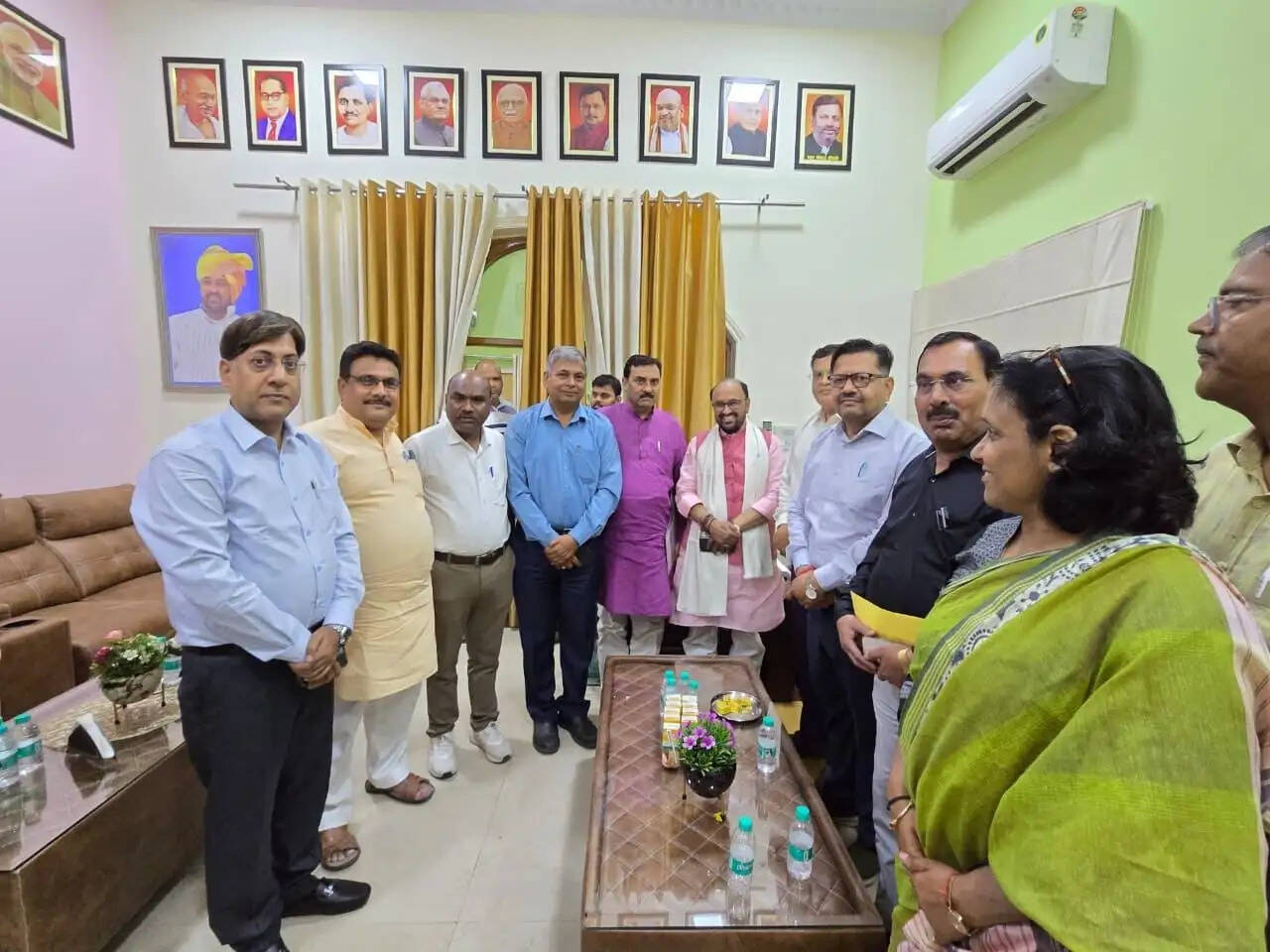 विवि-कालेज के शिक्षक व कर्मचारी नेता उच्च शिक्षा मंत्री से मिले, कैशलेस चिकित्सा सुविधा के लिए जताया आभार