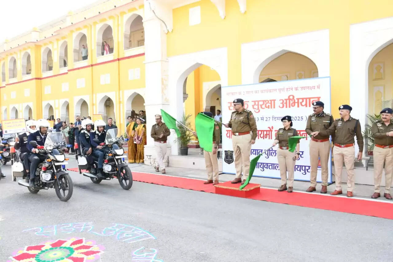 सड़क सुरक्षा अभियान: वाहन जागरूकता रैली को पुलिस कमिश्नर ने दिखाई हरी झंडी