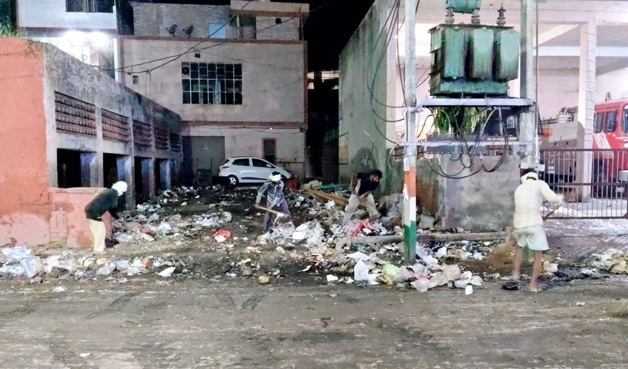 जींद : रात के अंधेरे में नप अमले ने उठाया शहर से कचरा