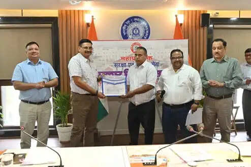 एनसीआर महाप्रबन्धक ने मंडल के 10 रेल कर्मचारियों को किया पुरस्कृत