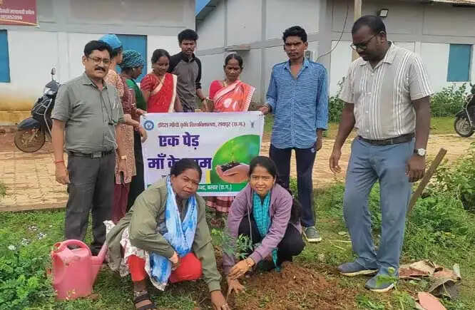 तुरेनार में 'एक पेड़ माँ के नाम' अभियान के तहत पौधरोपण एवं पौध वितरण कार्यक्रम आयाेजित