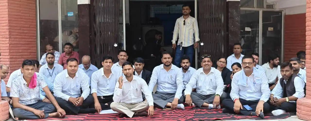 रजिस्ट्री कार्यालय को ऑनलाइन करने के विरोध में अधिवक्ताओं ने किया प्रदर्शन