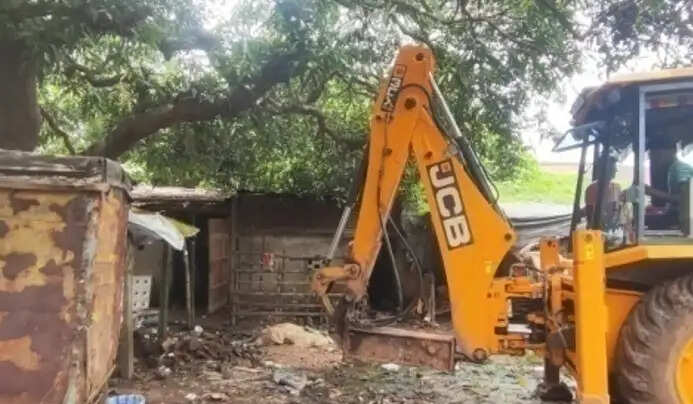 ‘ऑपरेशन भूमि’ के तहत मेदिनीपुर में रेलवे की जमीन से पांच अवैध ढांचे हटाए गए