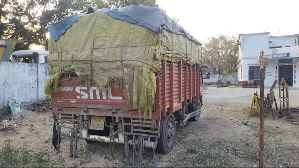 अनूपपुर: प्रशासन की सख्ती, चचाई में 125 बोरी अवैध महुआ पकड़ा, 50 क्विंटल जब्त