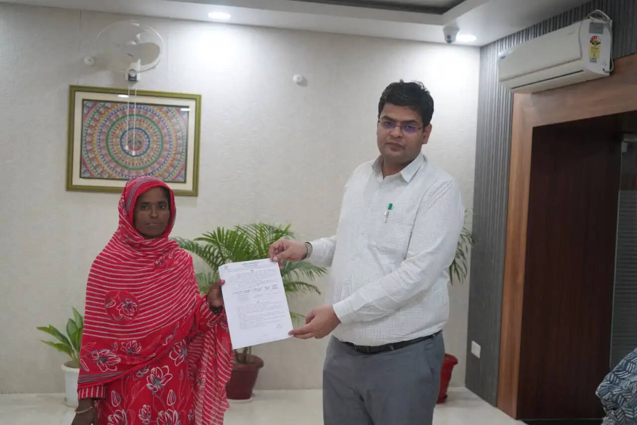 डीएम ने अनुकंपा के आधार पर नवनियुक्त चौकीदार को सौंपा नियुक्ति पत्र