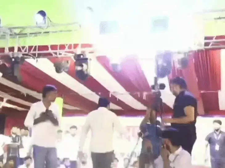 शोर-शराबे से नाराज हुए सांसद हनुमान बेनीवाल, बीच भाषण माइक फेंककर मंच छोड़ हुए रवाना