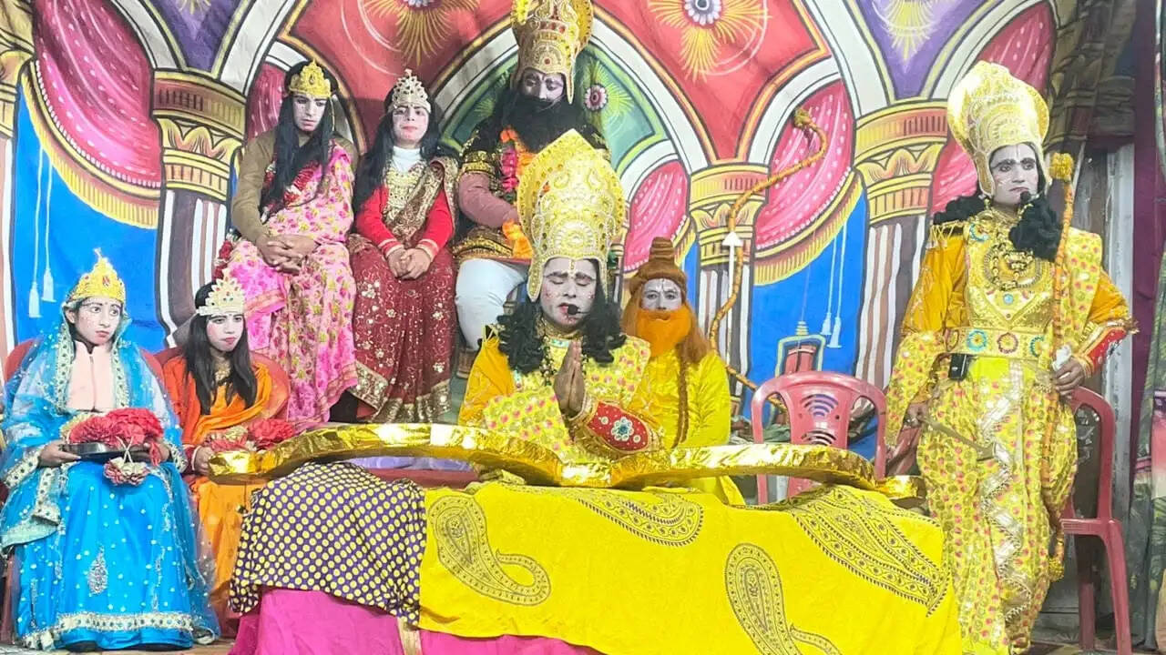 प्रत्यंचा चढ़ाकर भगवान श्री राम ने तोड़ा प्राचीन शिव धनुष
