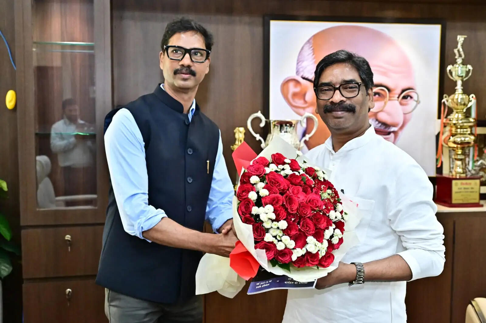 मुख्यमंत्री हेमन्त सोरेन से पथ निर्माण विभाग के प्रधान सचिव ने की शिष्टाचार भेंट, बजट की प्रति सौंपी