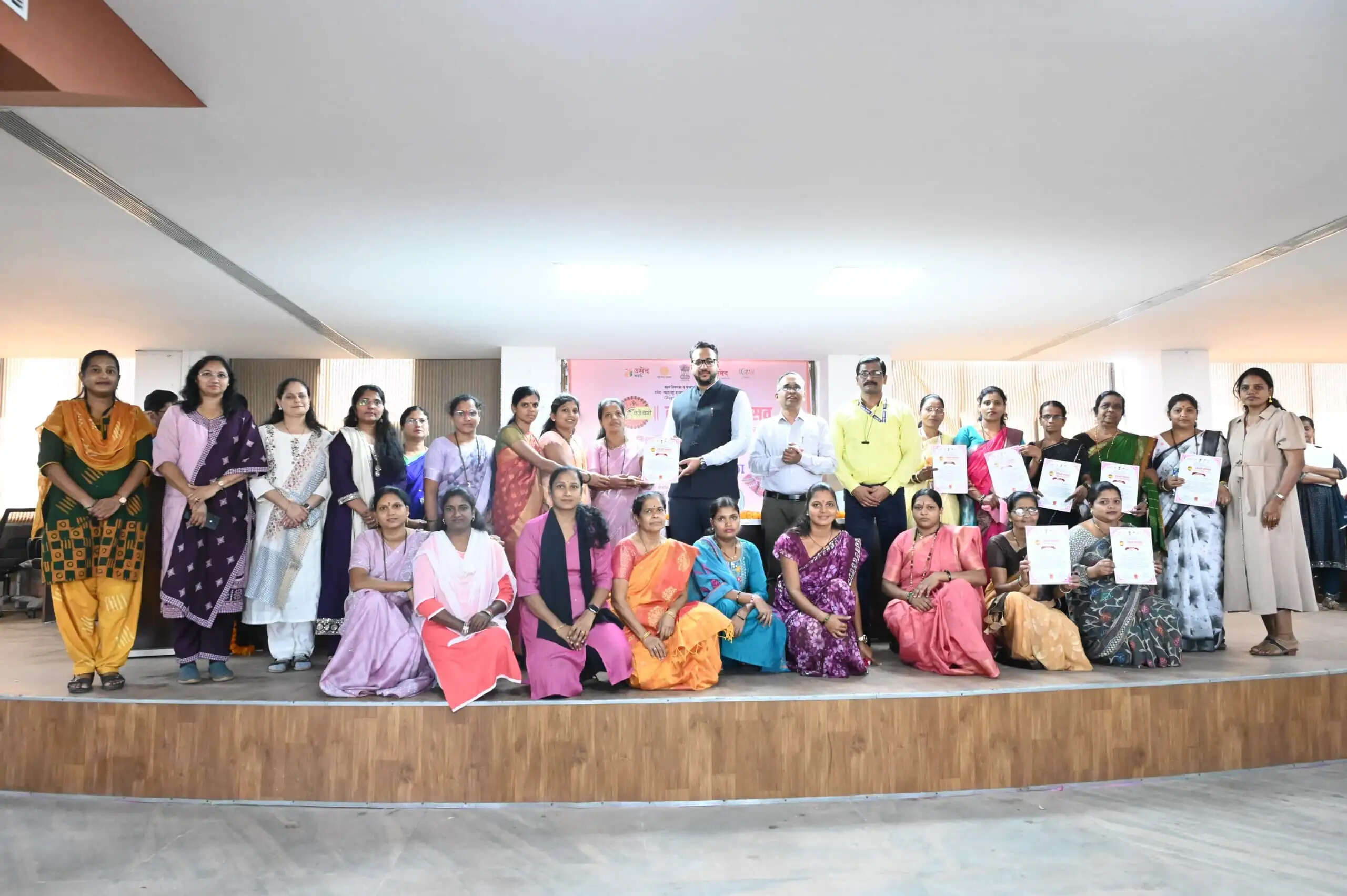 ठाणे में सरस सेल प्रदर्शनी में गांव की नारियों ने रिकॉर्ड बिक्री की