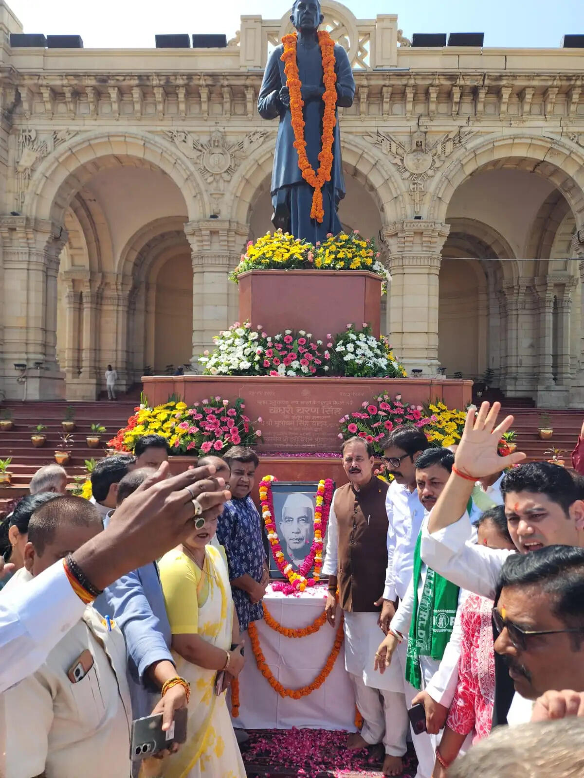 चौधरी चरण सिंह का जीवन गांव व किसानों के उत्थान के लिए समर्पित रहा : रामाशीष राय
