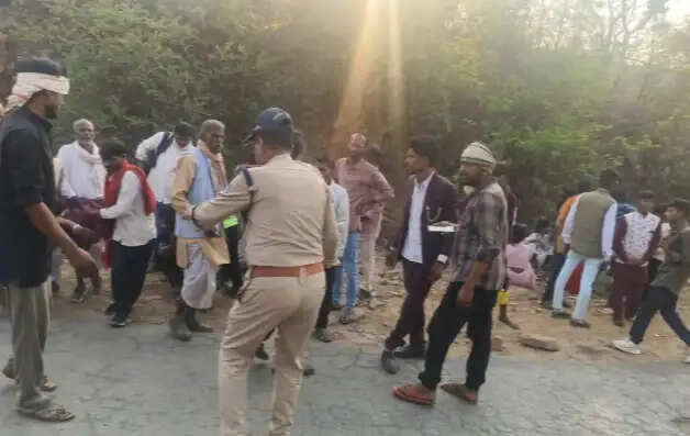 सतना : बगदरा घाटी में बारातियों से भरी बस पलटी, 23 घायल; तीन की हालत गंभीर