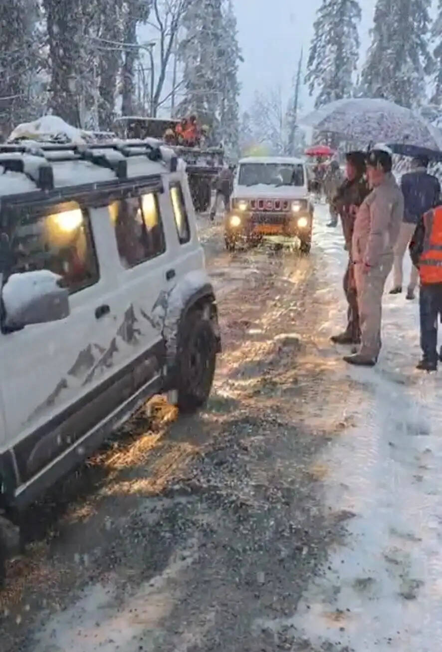 अटल टनल में भारी बर्फबारी, पांच हजार पर्यटक सुरक्षित निकाले , सोलंगनाला से आगे आवाजाही पर रोक