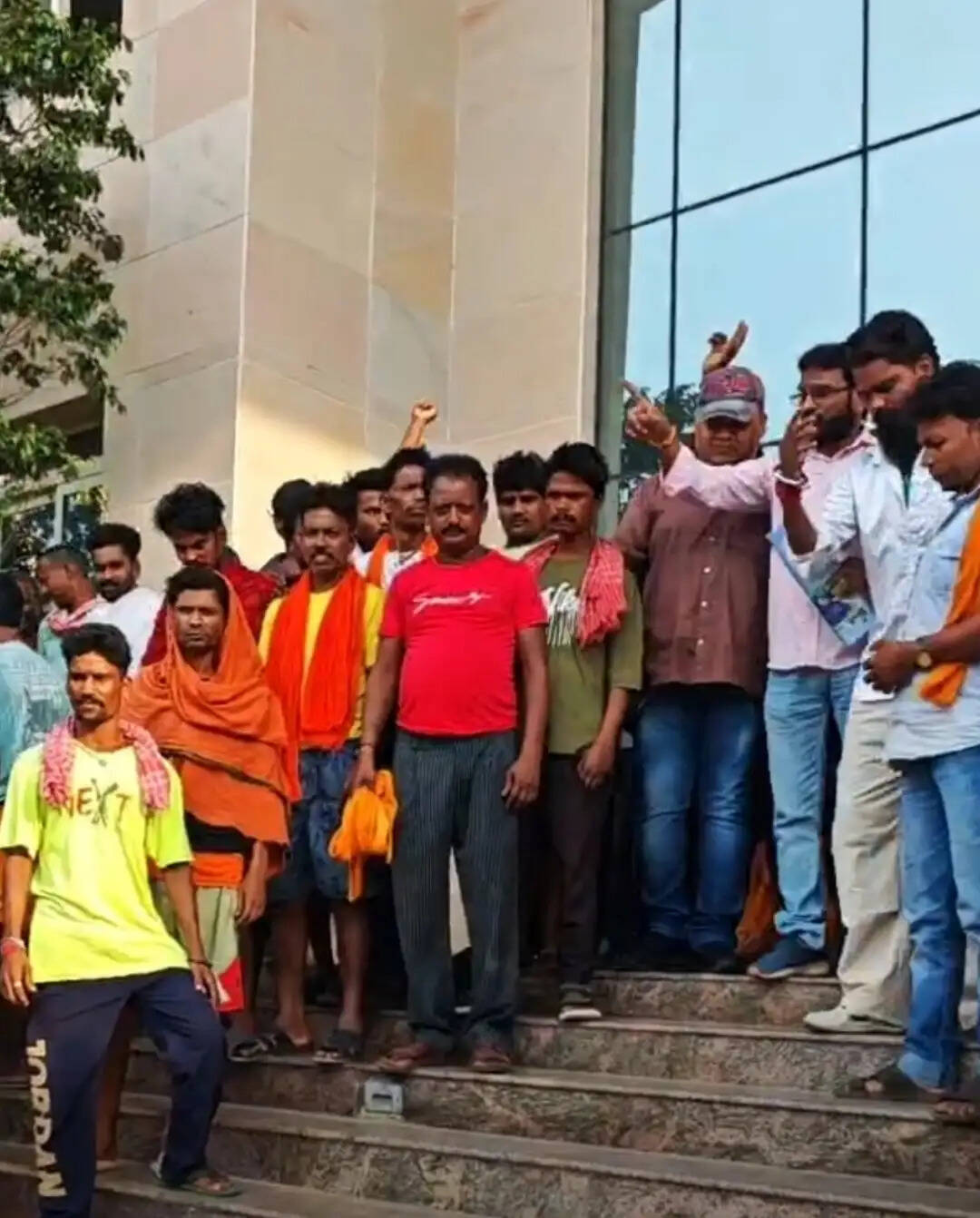 नगर आयुक्त से वार्ता के बाद सफाईकर्मियों ने समाप्त की हड़ताल