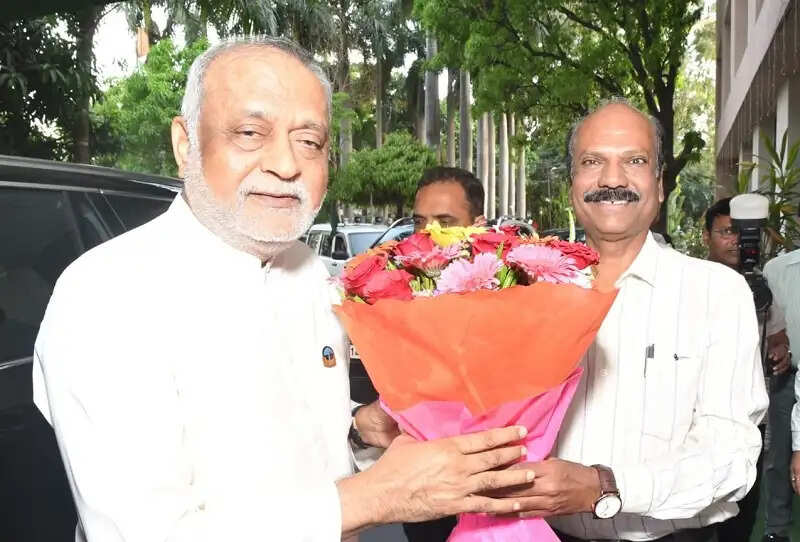 मप्रः आध्यात्मिक गुरु कमलेश पटेल दाजी ने पुलिस कर्मियों को कराया योग एवं ध्यान