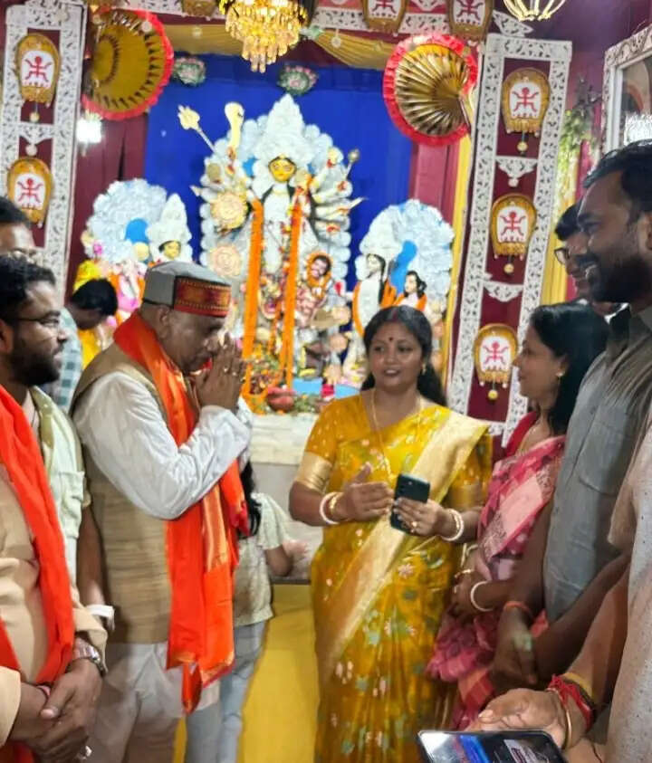 टीम महानगर के साथ दुर्गा पूजा पंडालों में भाजपा अध्यक्ष प्रदीप अग्रहरि ने किया दर्शन पूजन
