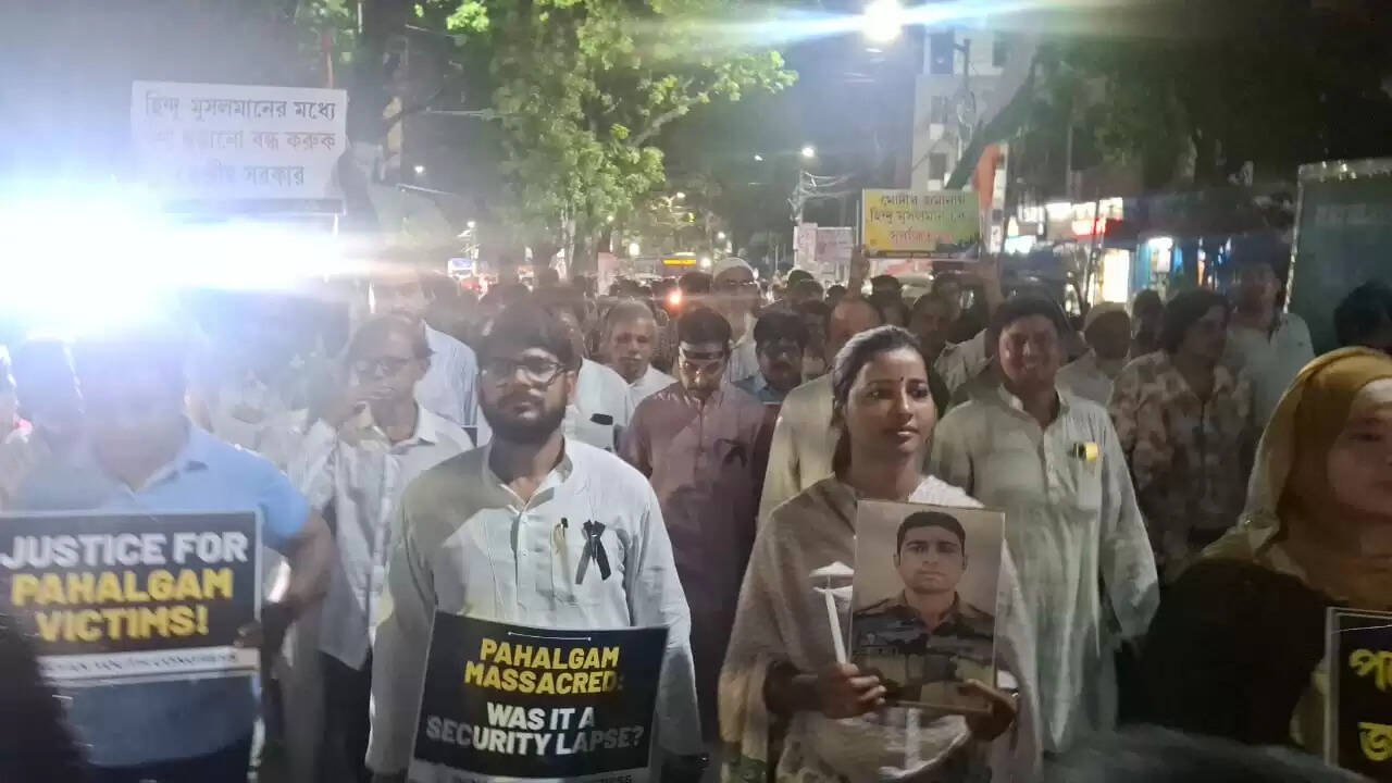 कश्मीर में आतंकियों से लोहा लेते बलिदान हुए बंगाल के झंटू अली शेख, परिजनों से मिले विधायक