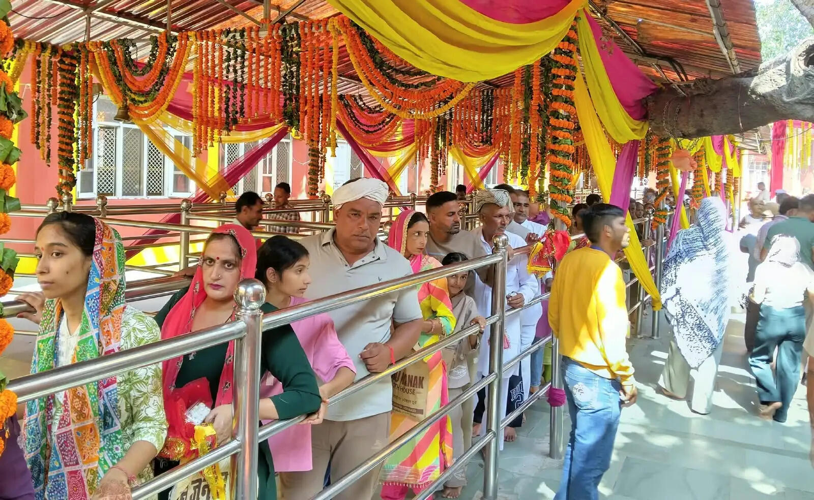दूसरे नवरात्र पर माता बाला सुंदरी मंदिर त्रिलोकपुर में उमड़े श्रद्धालु, 13.87 लाख का चढ़ावा