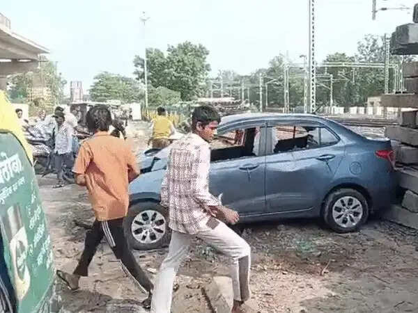 इंदौर में तेज रफ्तार कार ने ऑटो को मारी टक्कर, ऑटो चालक घायल, गुस्साई भीड़ ने कार में की तोड़फोड़