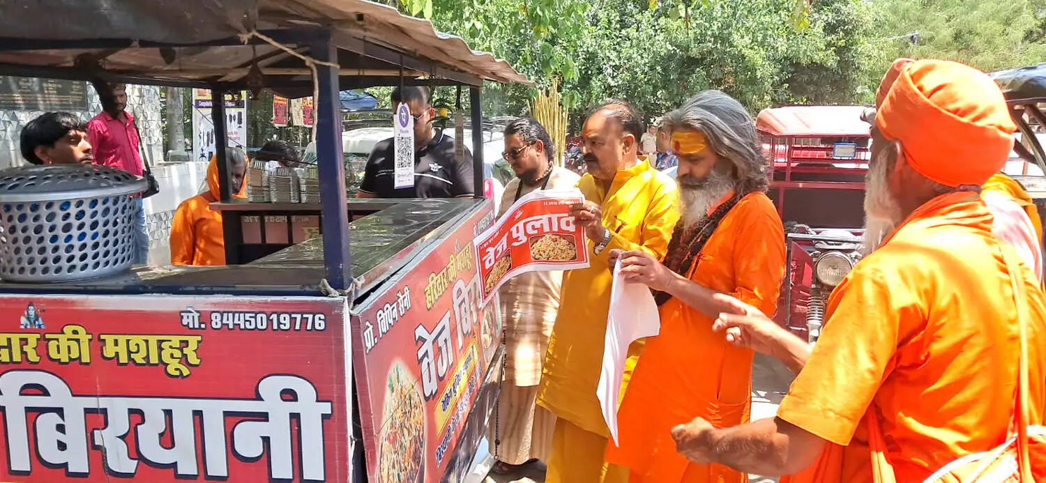 बिरयानी शब्द के विरोध में उतरे हिंदूवादी संगठन, ठेलों पर चिपकाए वेज पुलाव के पोस्टर