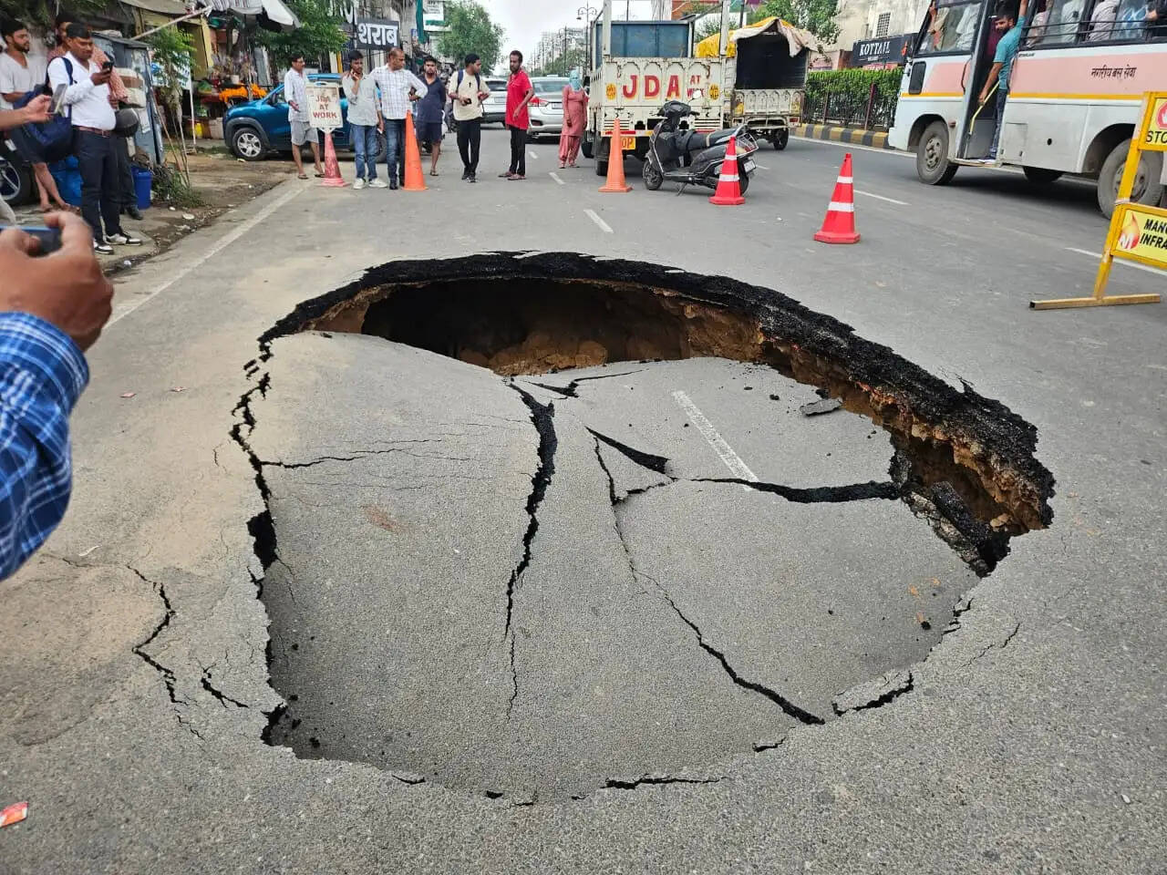 बारिश ने खोली विकास कार्यों की पोल, जयपुर में सड़कें धंसीं, जलभराव और गड्ढों से बढ़ी परेशानी