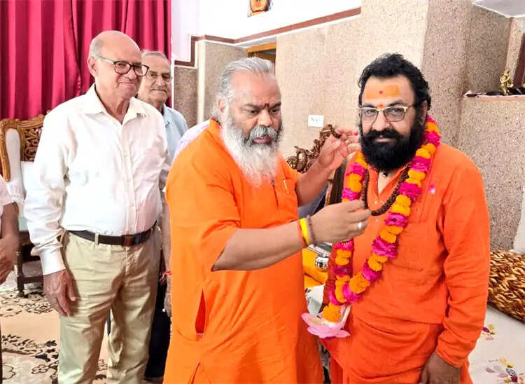 अखिल भारतीय अखाड़ा परिषद के अध्यक्ष बनने पर श्रीमहंत रविन्द्र पुरी महाराज का भव्य स्वागत