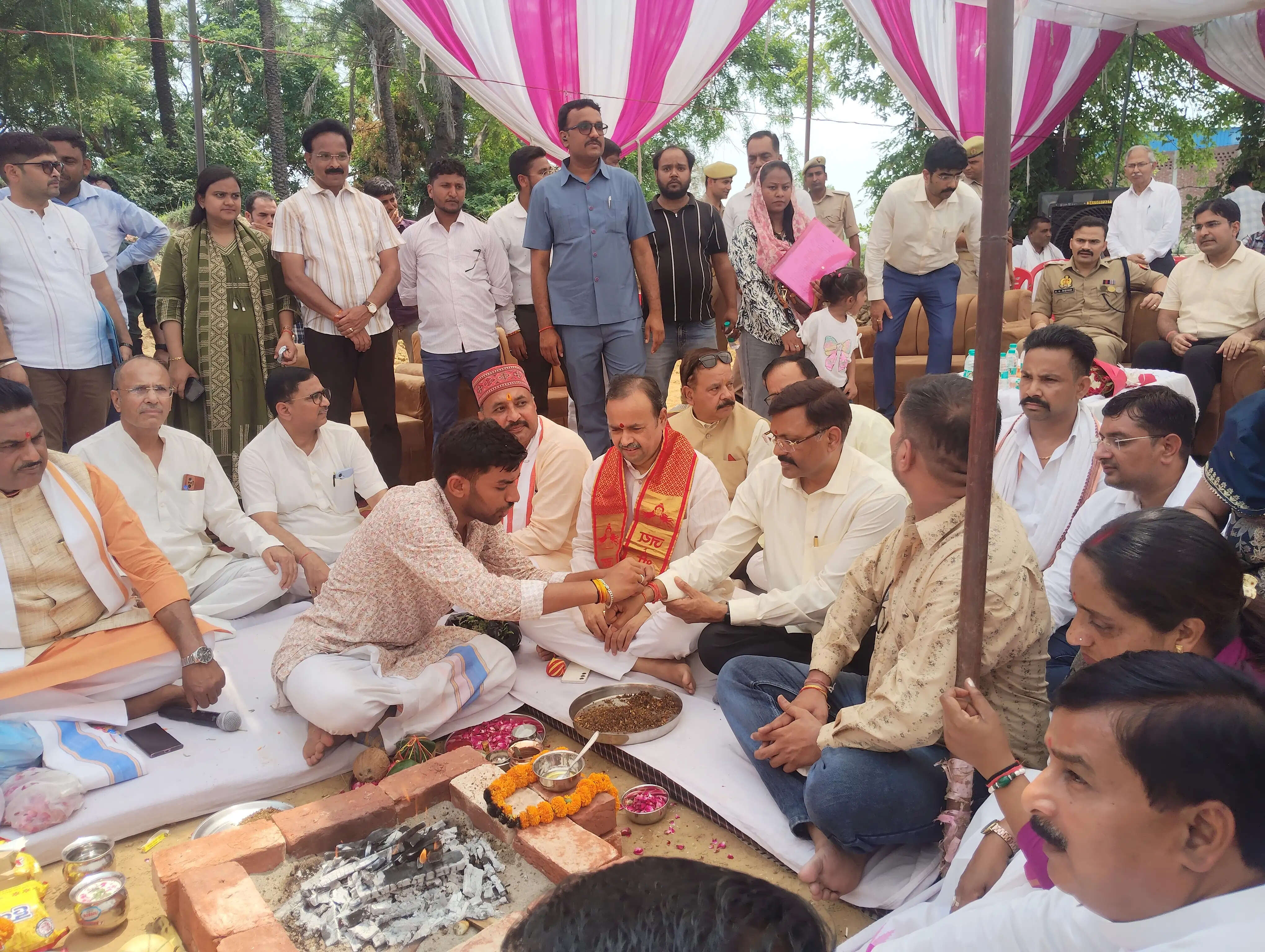 मुख्यमंत्री याेगी की पहल पर 48 वर्ष बाद संभल के दंगा पीड़ित परिवार काे मिली जमीन, प्रभारी मंत्री ने किया भूमि पूजन