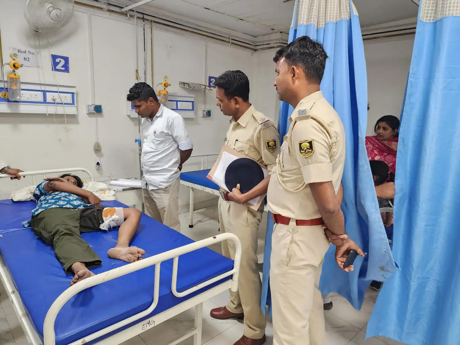 घर के बाहर बैठी युवती पर ताबड़तोड़ फायरिंग, जांघ में लगी गोली